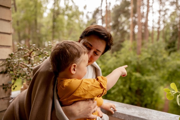 Gelukkige grootmoeder en kleinzoon genieten samen van tijd Positieve vrouw van middelbare leeftijd die tijd doorbrengt met klein schattig kleinkind dat plezier heeft 50-jarige oma met kleinkind Multigenerationele familie