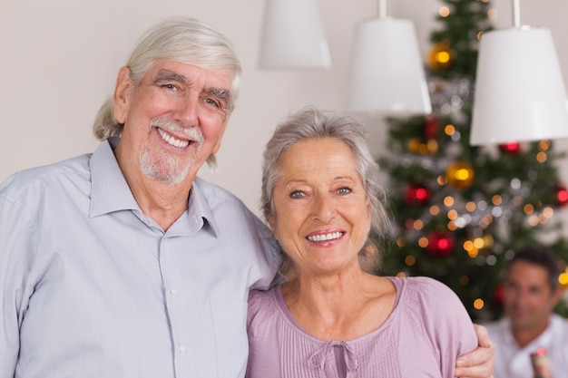 Gelukkige grootouders met Kerstmis