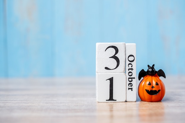 Gelukkige Halloween-dag met 31 oktober-kalender en pompoen