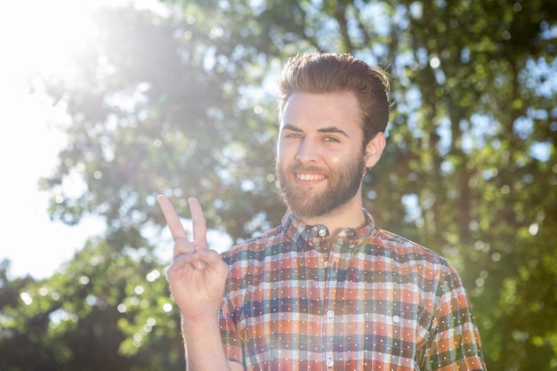 Gelukkige hipster die camera bekijkt