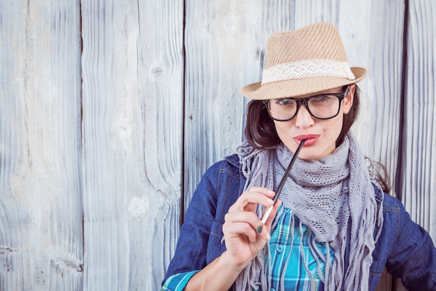 Gelukkige hipster die een penseel houdt