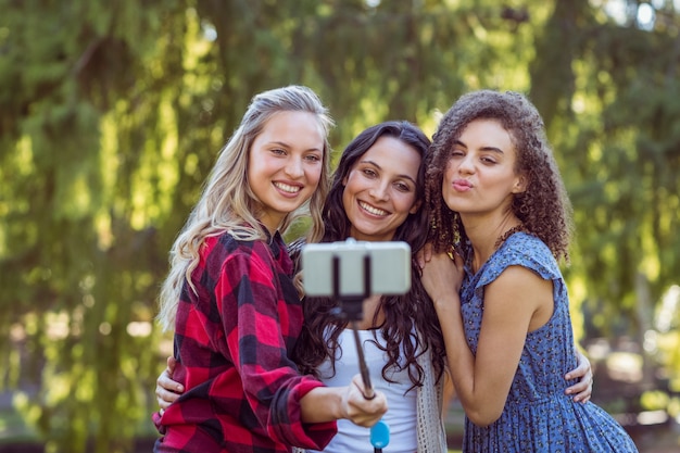 Gelukkige hipster die een selfie in het park uitzetten