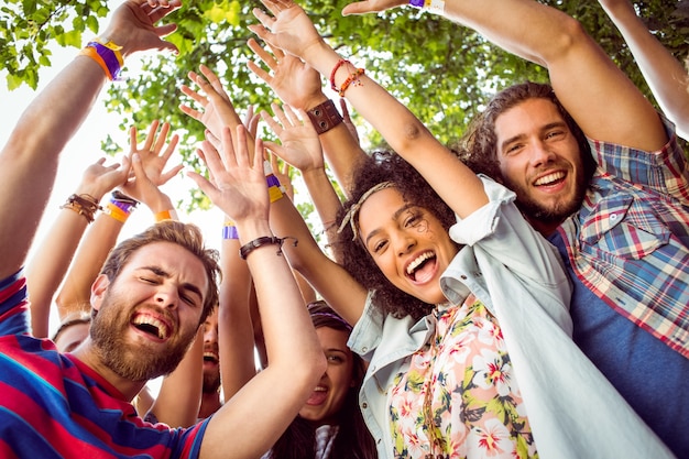 Foto gelukkige hipsters dansen op de muziek