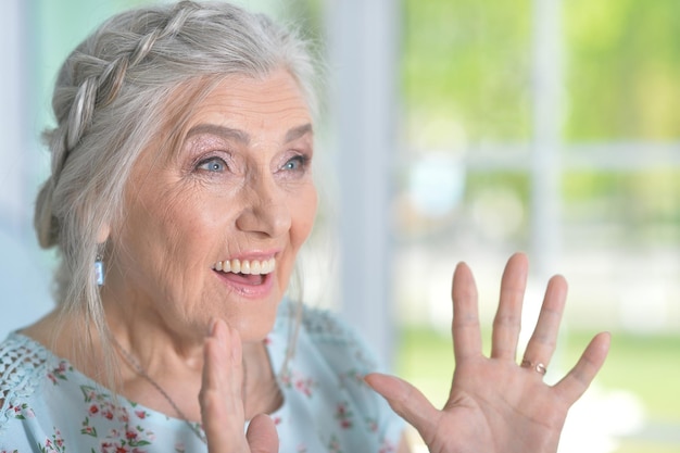 Gelukkige hogere vrouw