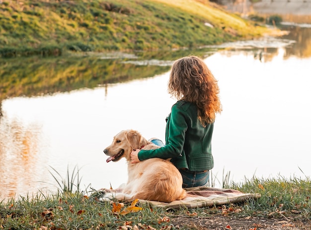 Gelukkige hond en zijn baasje in het park op een zonnige dag