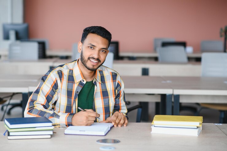 Gelukkige Indiase mannelijke student aan de universiteit
