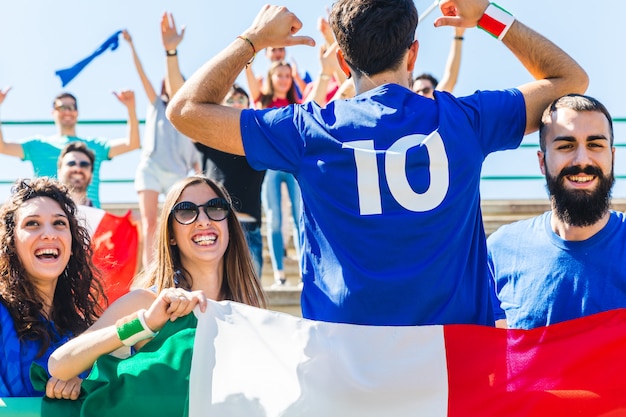 Gelukkige Italiaanse ventilators bij stadion voor voetbalgelijke