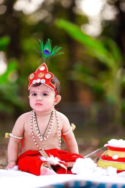 Gelukkige Janmashtami Kleine Indiase jongen die zich voordeed als Shri Krishna of kanha of kanhaiya met Dahi Handi-foto