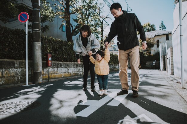 Gelukkige Japanse familie tijd buiten doorbrengen