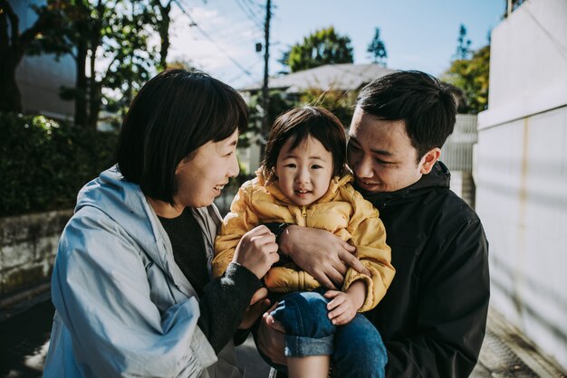 Gelukkige Japanse familie tijd buiten doorbrengen