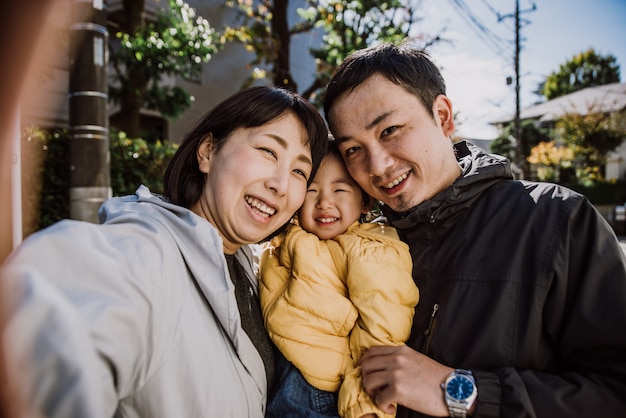 Gelukkige japanse familie tijd buiten doorbrengen