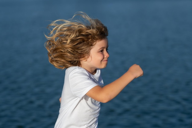 Gelukkige jeugd jongen jongen uitgevoerd buitensport voor kinderen runner kids race in park