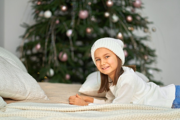 Gelukkige jeugd, kerstmagisch sprookje. Meisje wacht op kerst- en vakantiegiften.