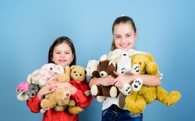 Gelukkige jeugd Kinderopvang Zusters beste vrienden spelen Zoete jeugd Jeugdconcept Zachtheid en tederheid Wasverzachter Liefde en vriendschap Kinderen schattige schattige meisjes spelen zacht speelgoed