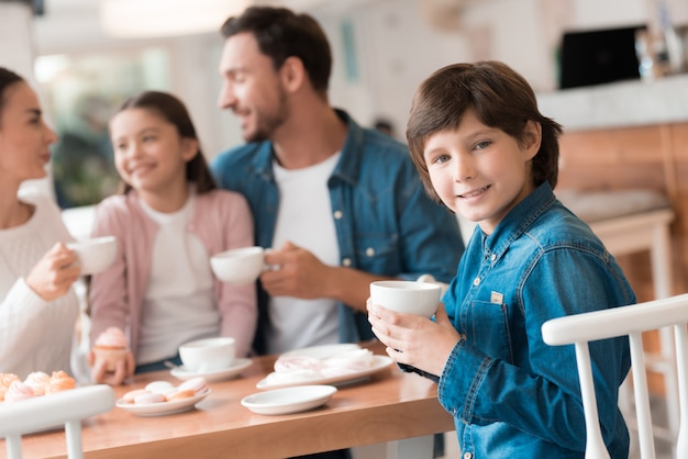 Gelukkige jeugd Ouders Kinderen hebben tijd in Cafe.