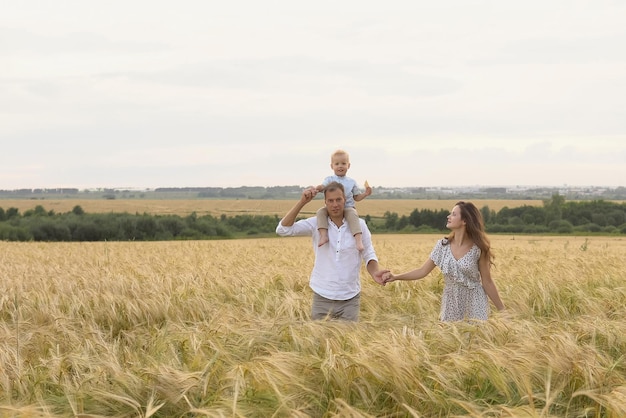 Gelukkige jeugdfamilie samen op tarweveld