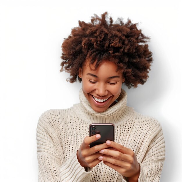 Gelukkige jonge Afro-Amerikaanse vrouw met een uitgesneden mobiele telefoon.