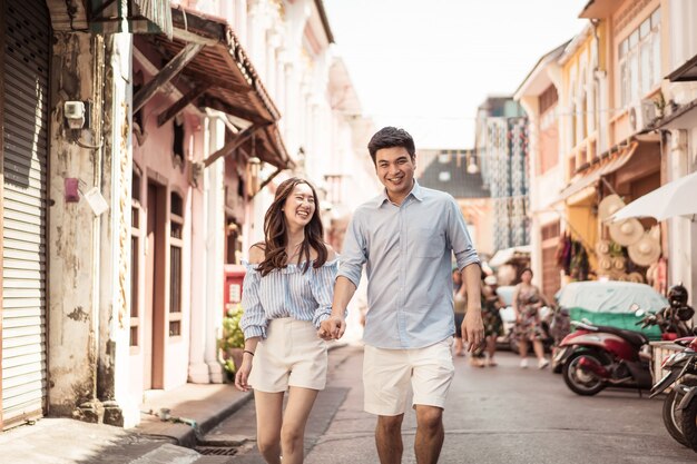 Gelukkige jonge Aziatische paar verliefd met een goede tijd