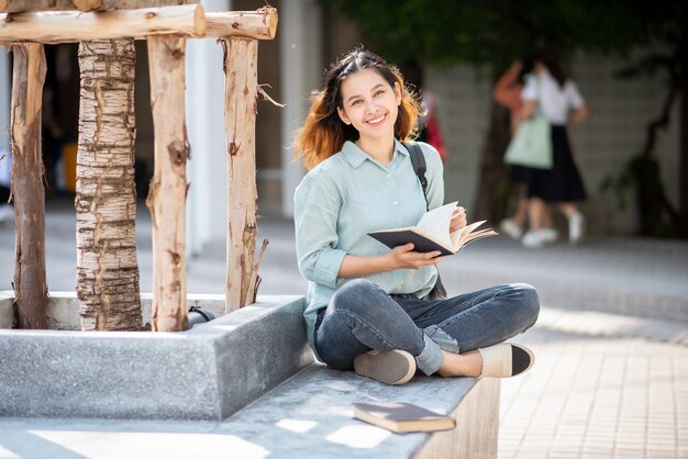 Gelukkige jonge Aziatische universitaire student