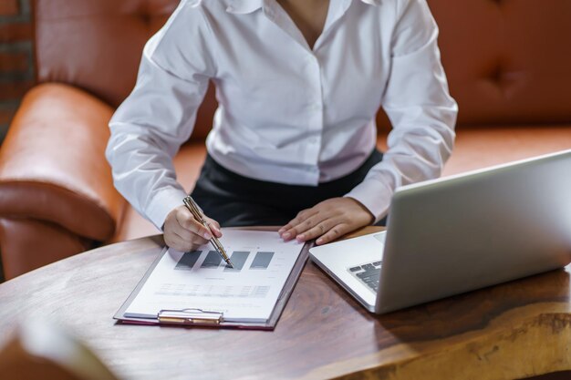 Gelukkige jonge Aziatische vrouw die op computer werkt Business Data Analyst