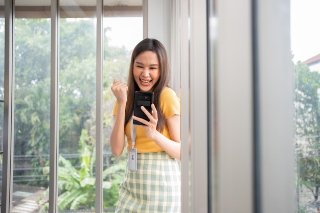 Gelukkige jonge Aziatische vrouwen startende ondernemers gelukkig en enthousiast glimlachend
