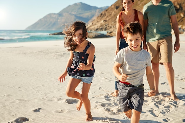 Gelukkige jonge blanke familie op vakantie om samen een strand te verkennen vooraanzicht over de volledige lengte