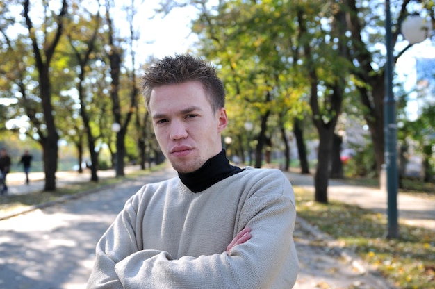 gelukkige jonge casual man buiten portret poseren