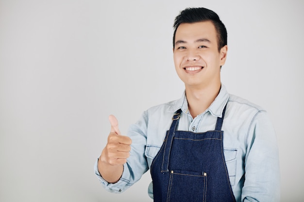 Gelukkige jonge coffeeshopeigenaar