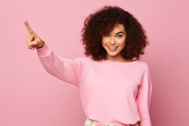 Foto gelukkige jonge dame die met haar geïsoleerde vinger richt