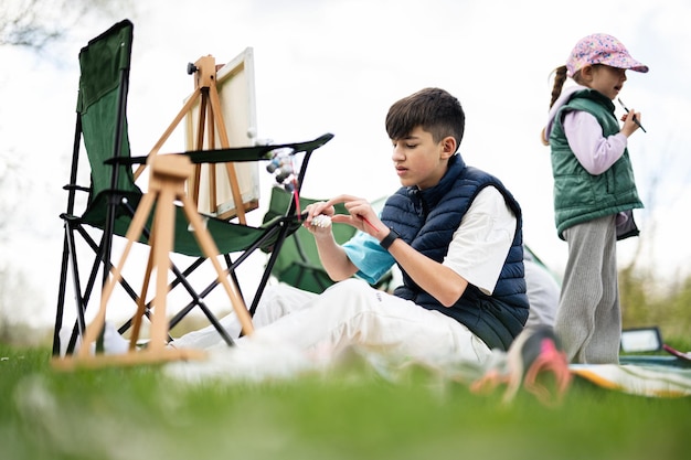 Gelukkige jonge familie broer en zus hebben plezier en genieten van buiten op picknick