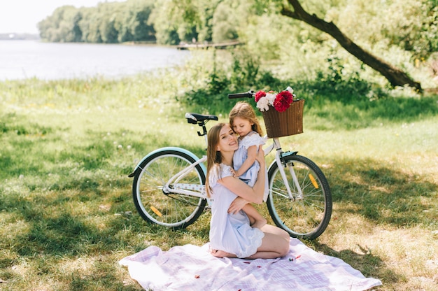 Gelukkige jonge familie tijd samen buiten doorbrengen. Vader moeder en hun kind in het groene park. Op een picknick