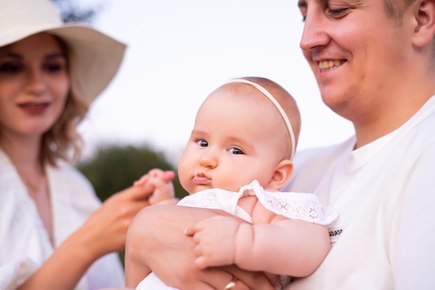 Gelukkige jonge familie zomerdag buiten