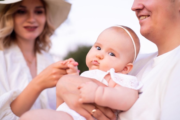 Gelukkige jonge familie zomerdag buiten