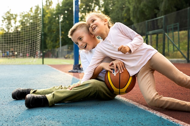 Foto gelukkige jonge geitjes buiten spelen