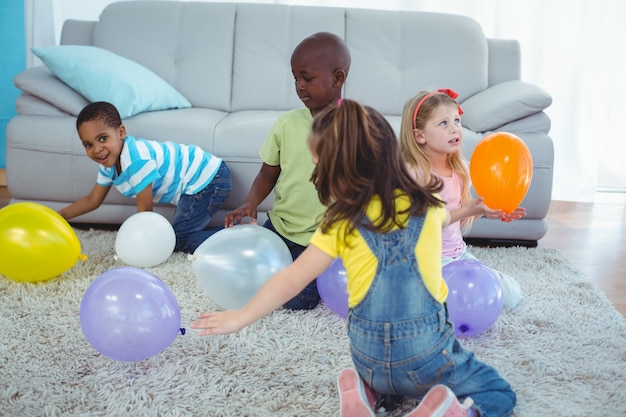 Gelukkige jonge geitjes die met ballons spelen