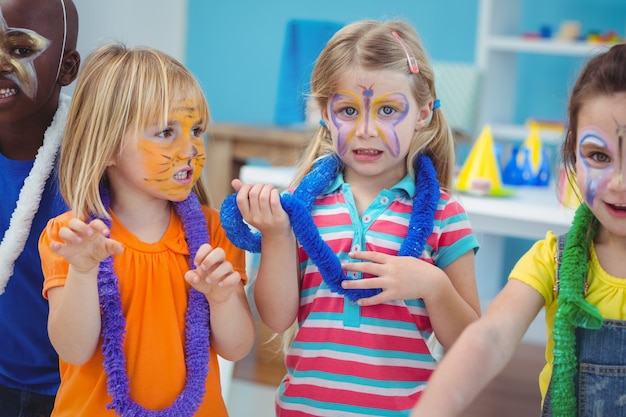 Gelukkige jonge geitjes die van een verjaardagspartij genieten