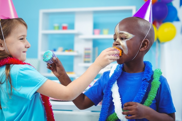 Gelukkige jonge geitjes die van smakelijke broodjes genieten