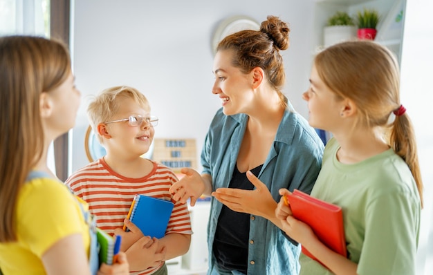 Gelukkige jonge geitjes en leraar op school