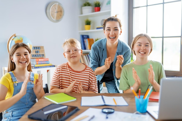 Gelukkige jonge geitjes en leraar op school