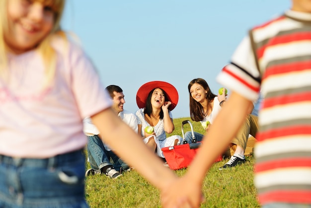 Gelukkige jonge geitjes op mooie de zomerweide die gelukkige tijd hebben