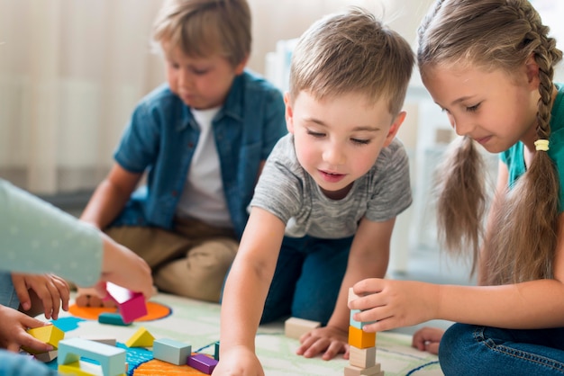 Gelukkige jonge geitjes samenspelen in de kleuterschool