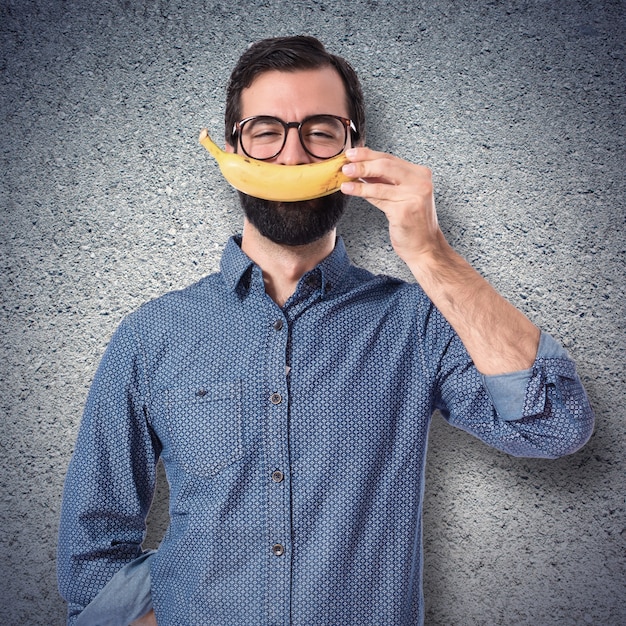 Gelukkige jonge hipster man met banaan