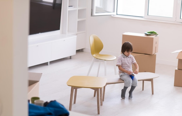 gelukkige jonge jongens genieten van hun nieuwe, moderne huis