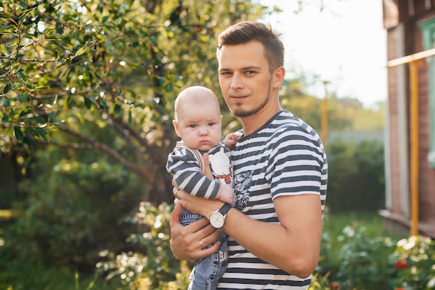 Gelukkige jonge Kaukasische papa met pasgeboren zoonjongen