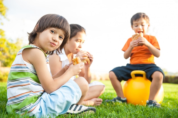 Gelukkige jonge kinderen die van reis genieten