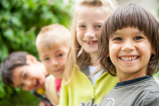 Gelukkige jonge kinderen die van reis genieten