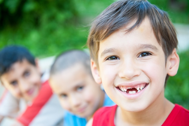 Gelukkige jonge kinderen die van reis genieten