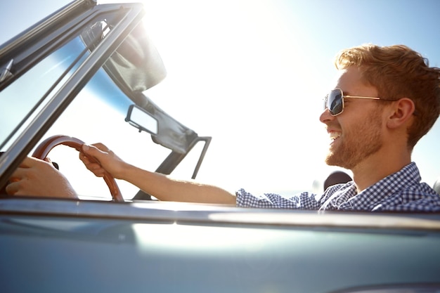 Gelukkige jonge man en rijden voor zomervakantie road trip of reis naar vrijheid in de buitenlucht