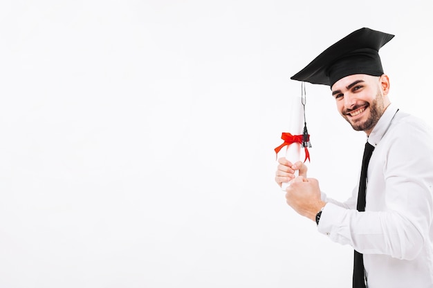 Foto gelukkige jonge man met diploma