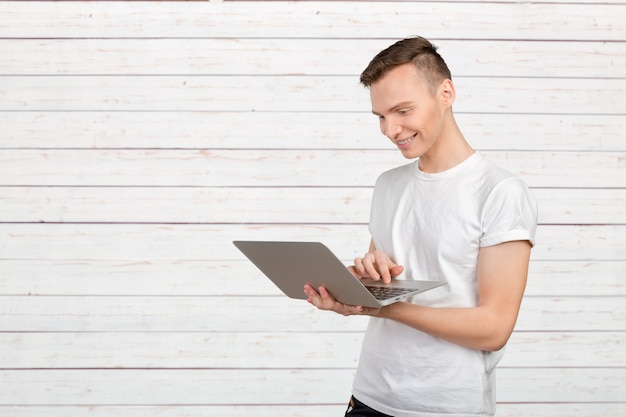 Gelukkige jonge man met laptop